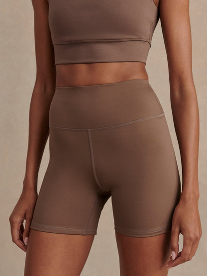 Assure High Rise Short 5 Coffee Quartz - Varley